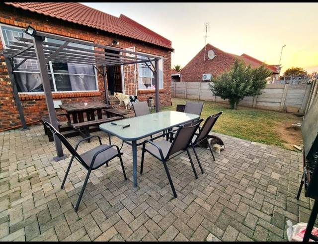 3 BEDROOM TOWNHOUSE FOR SALE IN LANGENHOVENPARK